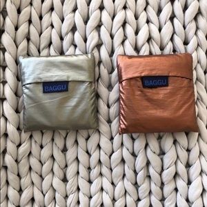Set of 2 used metallic standard baggu bags in pewter and copper